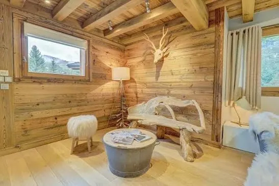 Intérieur chaleureux d'un chalet en bois